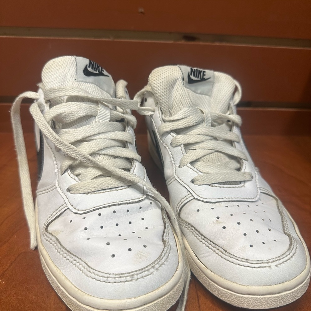 Nike White Classic Sneakers Low-Top Minimalist Design - Picture 2 of 14